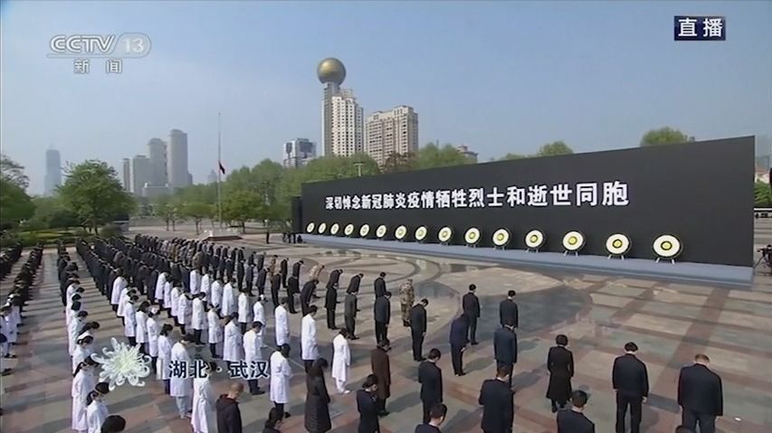 Video: Čína na tři minuty utichla, uctila památku obětí koronaviru